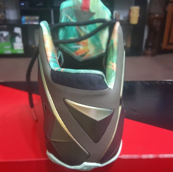 Basketball Shoes - Picture 3 of 8